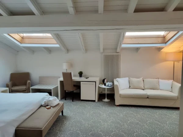 Letto e divano della Junior Suite 401, Hotel Accademia Trento