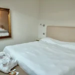 Letto matrimoniale con biancheria pregiata, Junior Suite 407 Hotel Accademia Trento