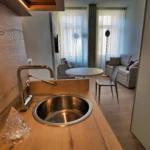 Soggiorno con cucina e Smart TV del Bilocale, Hotel Accademia Trento