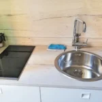 Piano cottura e cucina attrezzata del Bilocale, Hotel Accademia Trento centro ZTL
