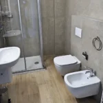 Bagno con doccia del Bilocale, appartamento Hotel Accademia Trento