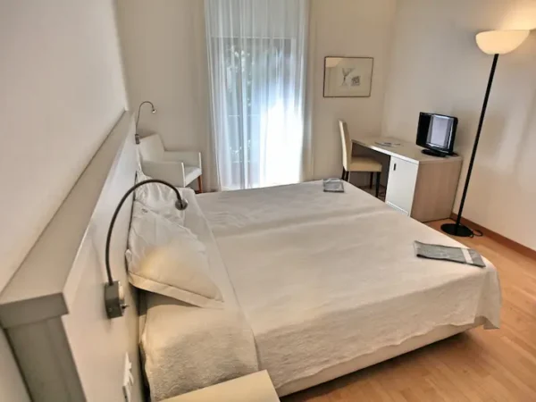 Camera Doppia Matrimoniale con parquet storico e letto matrimoniale, Hotel Accademia Trento