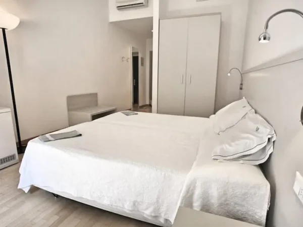 Letto matrimoniale da 160 cm della Camera Doppia Uso Singola, Hotel Accademia Trento