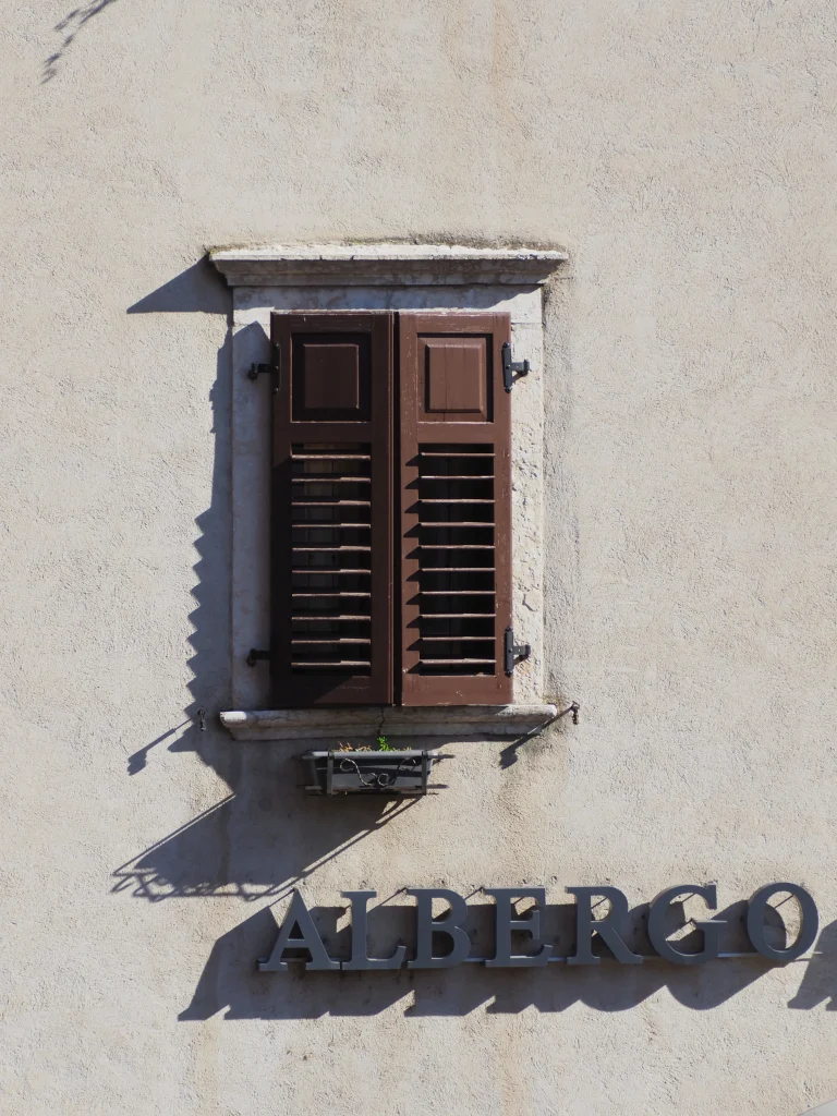 Facciata con insegna Albergo Accademia Trento