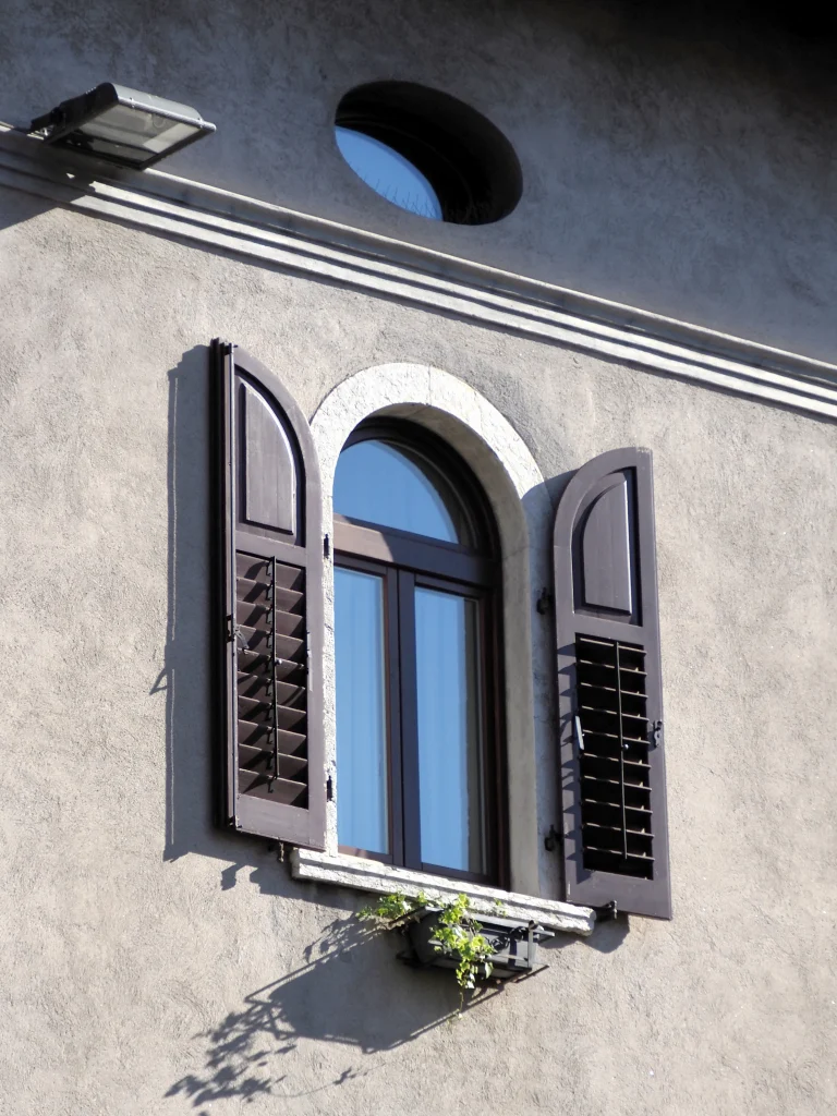 Finestra ad arco con persiane aperte, Hotel Accademia Trento