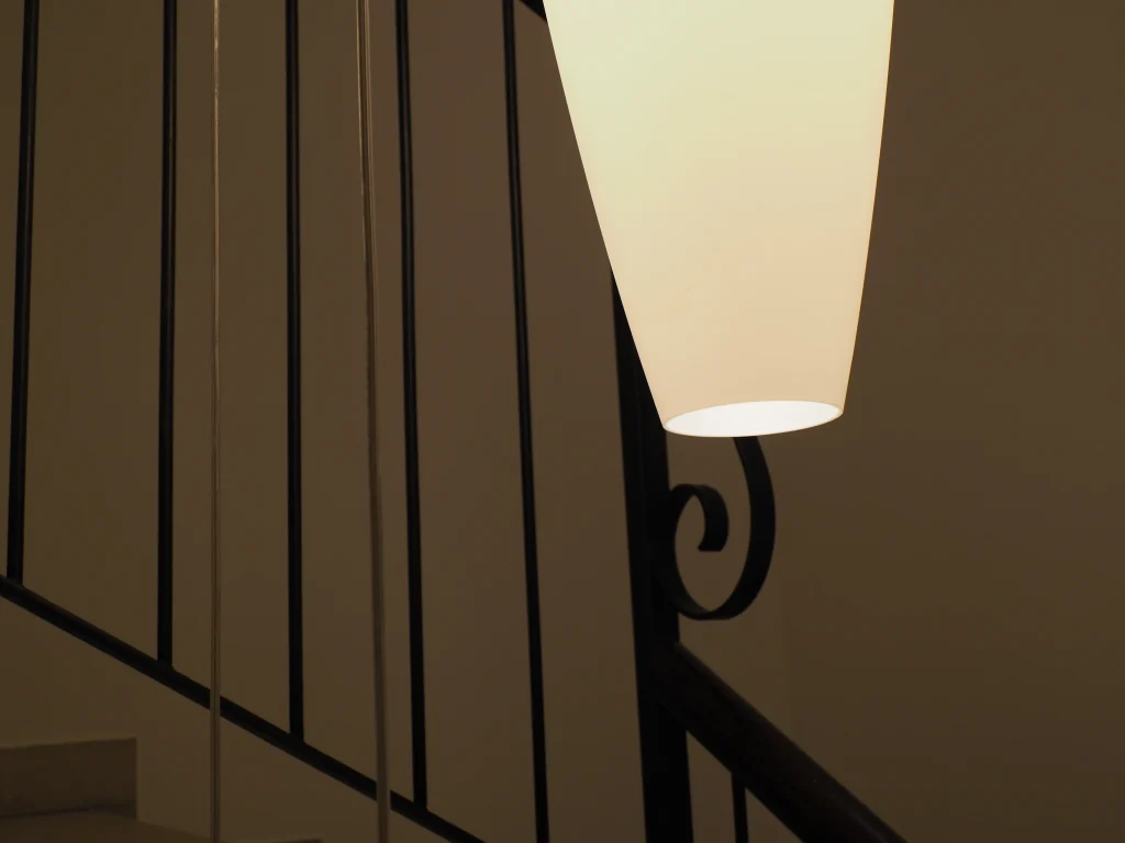 Dettaglio lampada e balaustra del giroscale, Hotel Accademia Trento