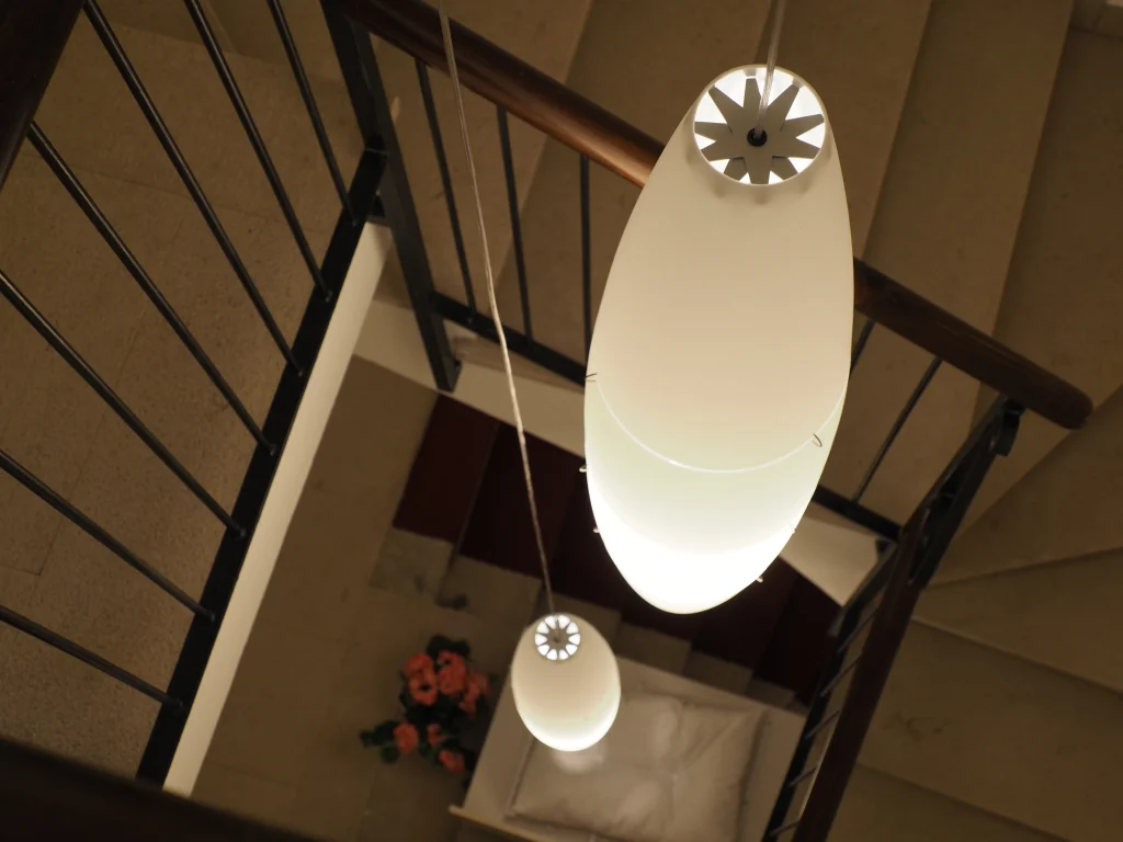 Lampade e fiori sulla scala, Hotel Accademia Trento