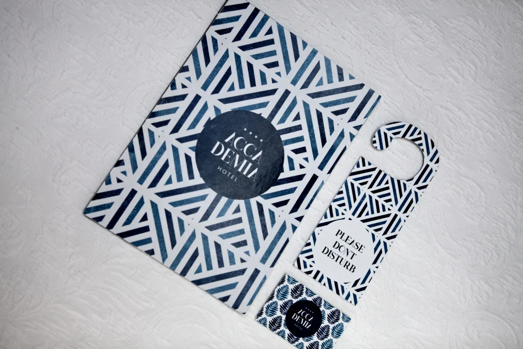 Flat lay Hotel Accademia Trento con cartello do not disturb
