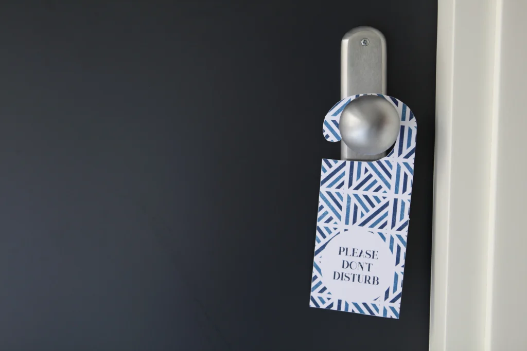 Cartello do not disturb sulla maniglia di una porta, Hotel Accademia Trento