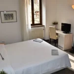 Letto matrimoniale con TV e armadio, Camera Doppia Matrimoniale Hotel Accademia Trento