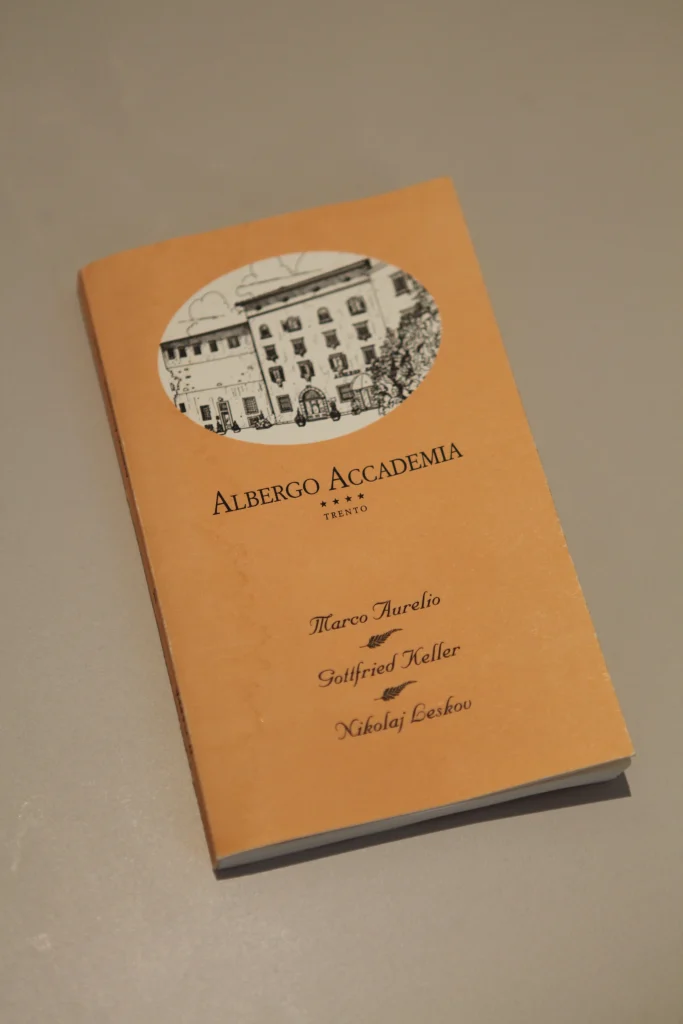 Libro storico arancione Albergo Accademia Trento