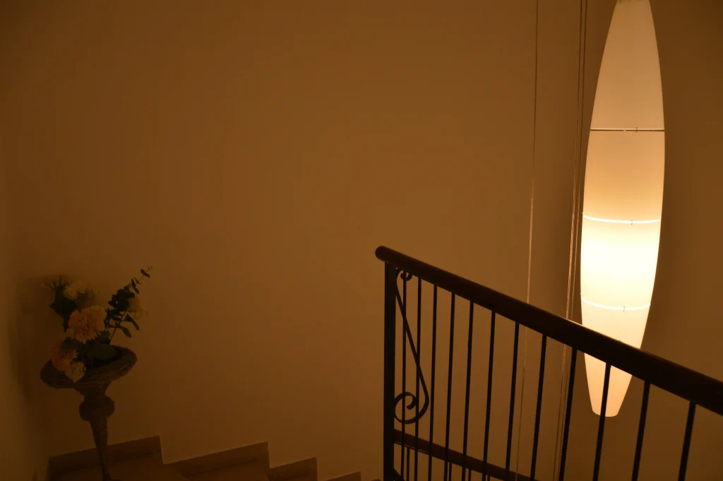 Pianerottolo con fiori e lampada, Hotel Accademia Trento