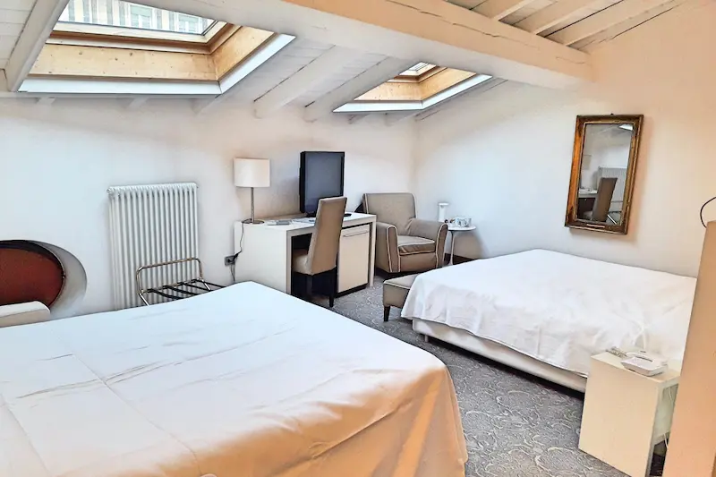 Camera Quadrupla con due letti matrimoniali e soffitto mansardato, Hotel Accademia Trento