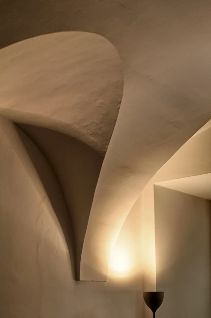 Soffitto a volta con lampada da parete, Hotel Accademia Trento