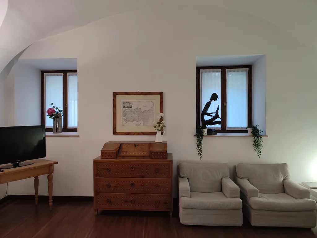 Soggiorno con soffitto a volta e cassettone antico, Hotel Accademia Trento