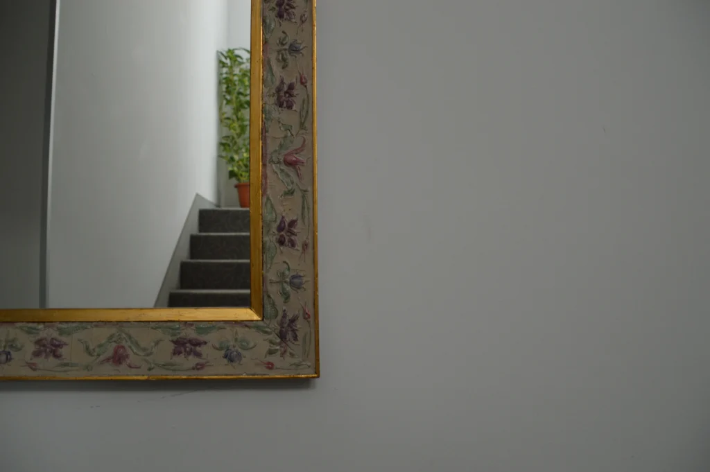 Specchio antico con fiori sulla scala, Hotel Accademia Trento