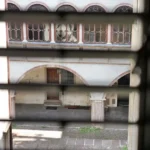 Vista del cortile interno attraverso la finestra della Francesina, Hotel Accademia Trento