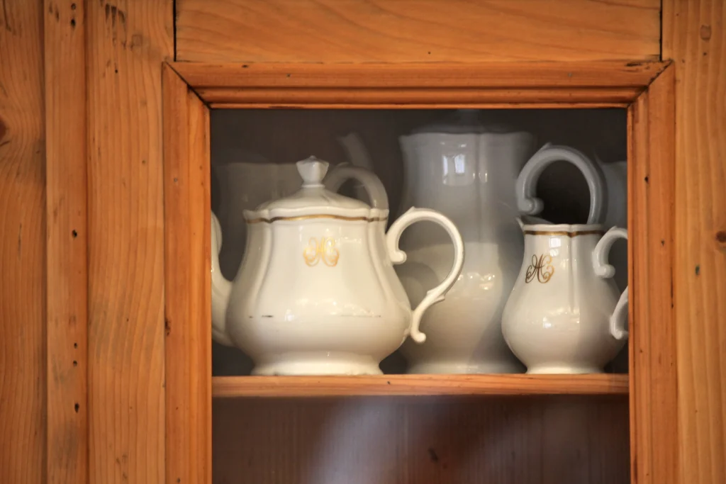 Teiere di ceramica su credenza, Hotel Accademia Trento