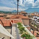 Terrazzo privato con vista panoramica sui tetti di Trento, Suite Hotel Accademia