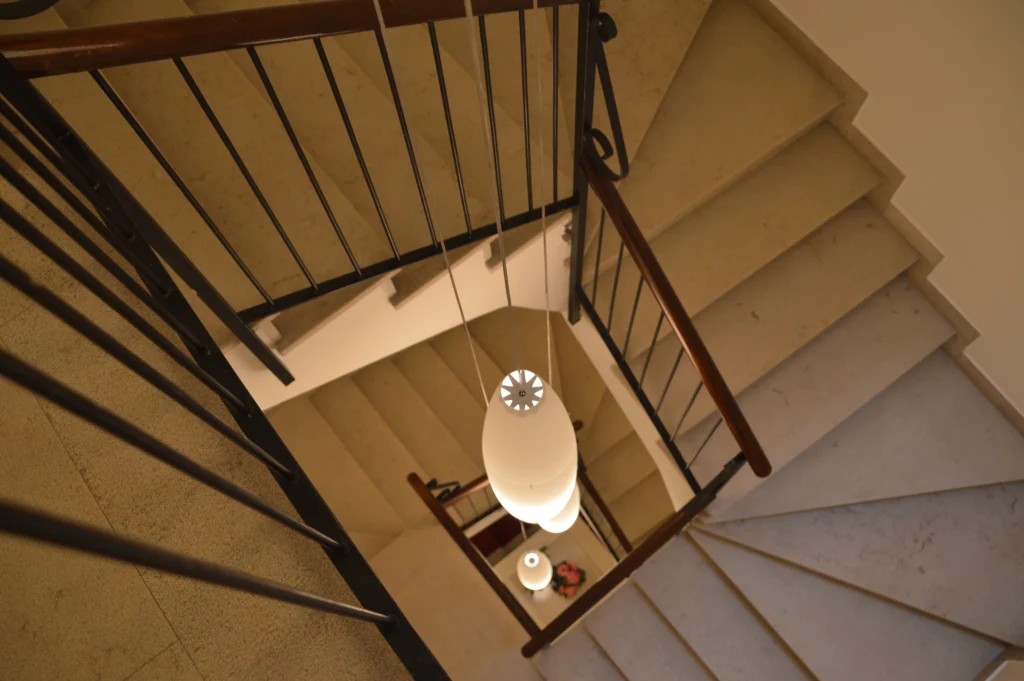 Tromba delle scale con lampade sospese, Hotel Accademia Trento