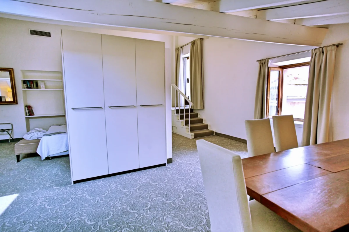 Zona living della Suite con divano e travi a vista, Hotel Accademia Trento