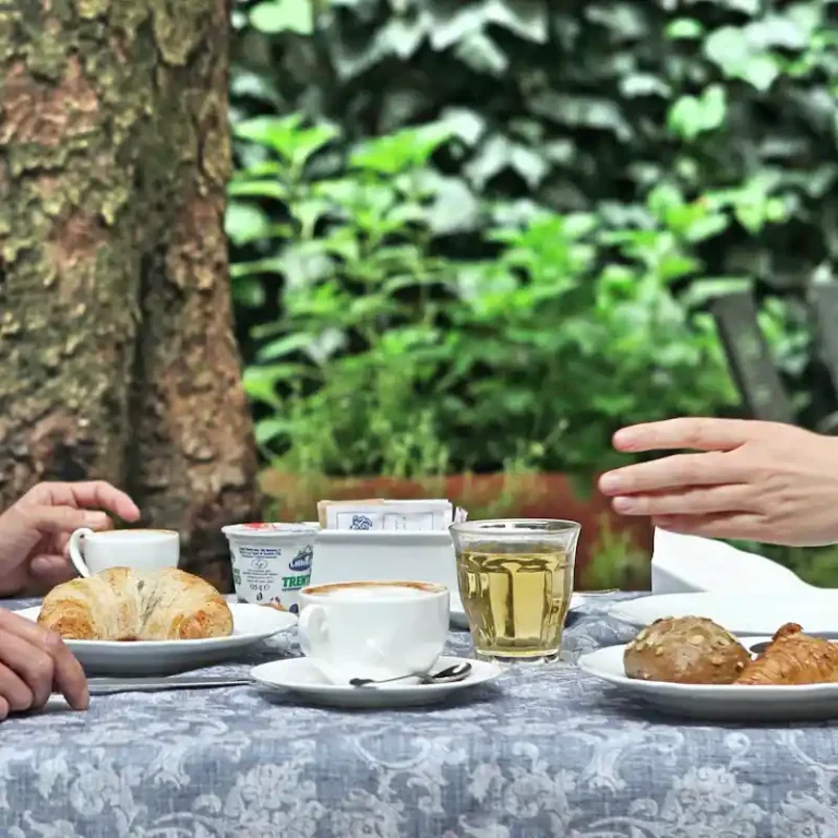 Colazione nel giardino Hotel Accademia Trento — early breakfast estivo