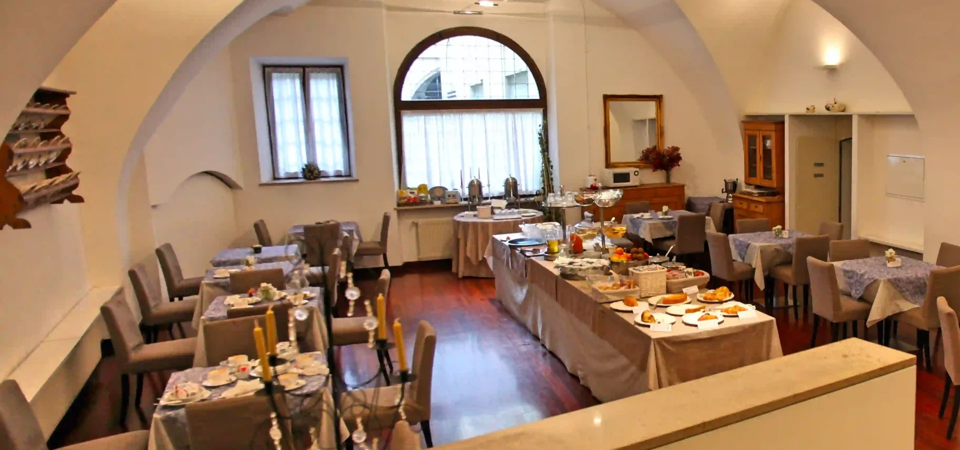 Sala colazione Hotel Accademia Trento – panoramica con archi
