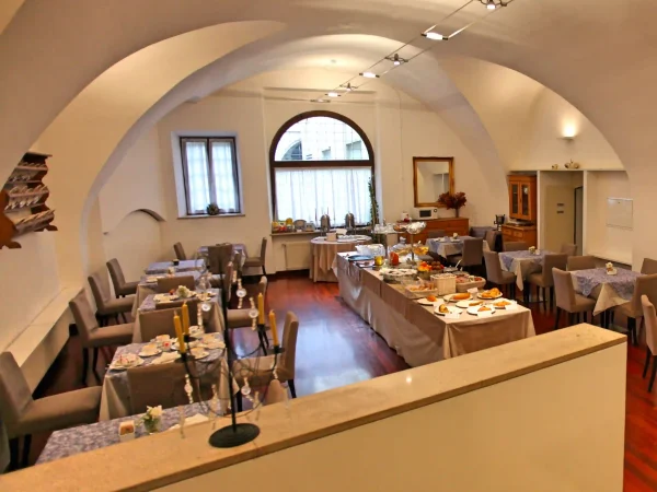 Sala colazione Hotel Accademia Trento – panoramica con archi