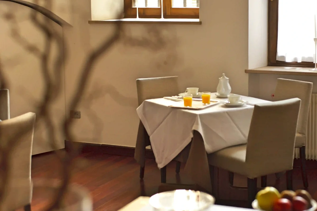 Sala colazione Hotel Accademia – tavolo colazione con finestra storica